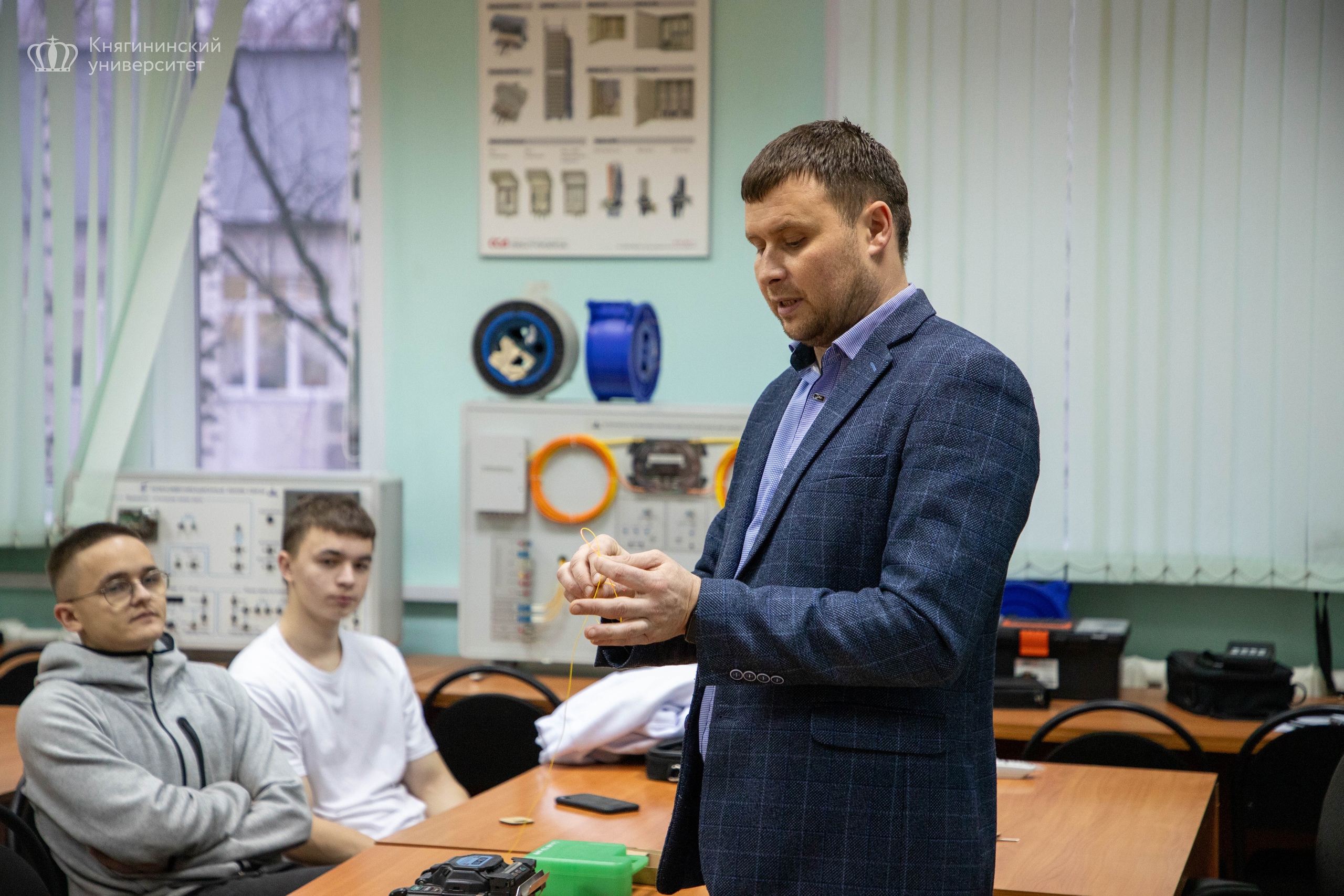 Подробнее о статье 😃 Сварка оптоволокна в «IT -Кубе» 💥 Сегодня в «IT-Кубе» для школьников и студентов состоялся мастер-класс по сварке оптоволокна