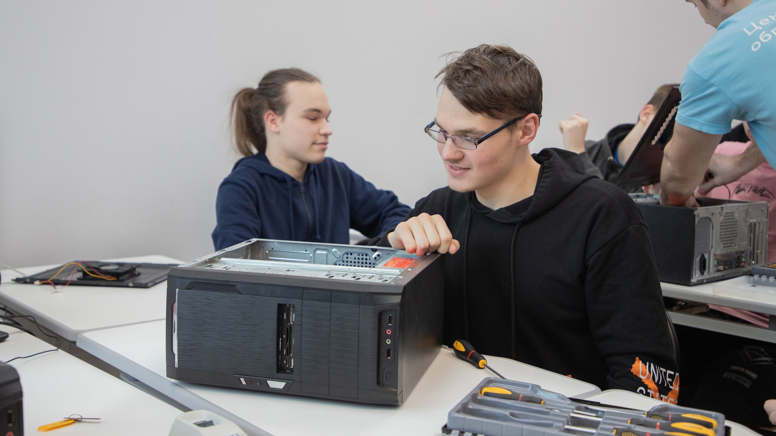 Подробнее о статье 🎉🖥🔧 Вчера на занятии по направлению «Введение в системное администрирование» ребята погрузились в увлекательный мир системных блоков! 💻🛠
