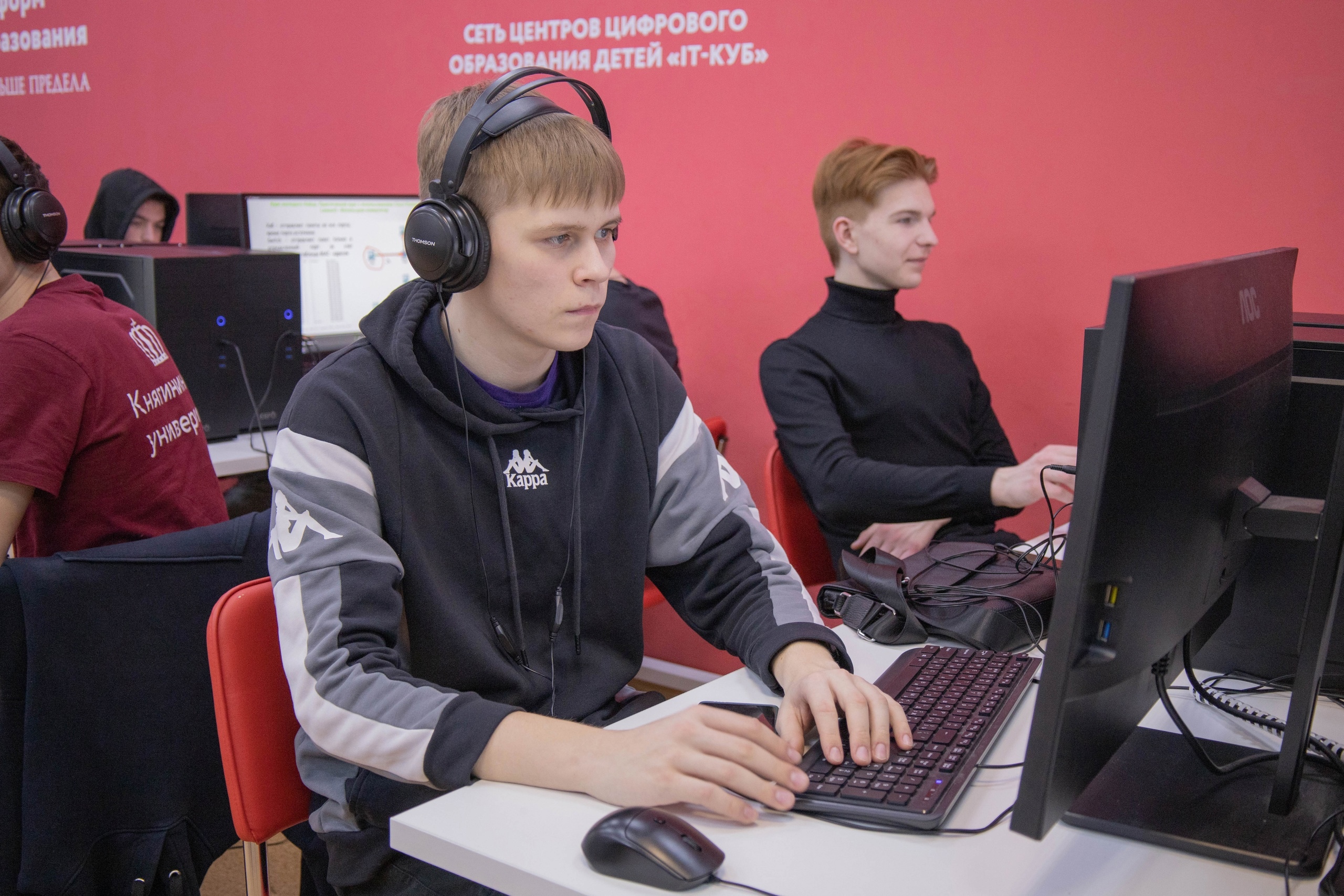 Подробнее о статье 👩‍🏫 Недавно у ребят был Мастер-класс по работе с оборудованием Huawei! 📡
