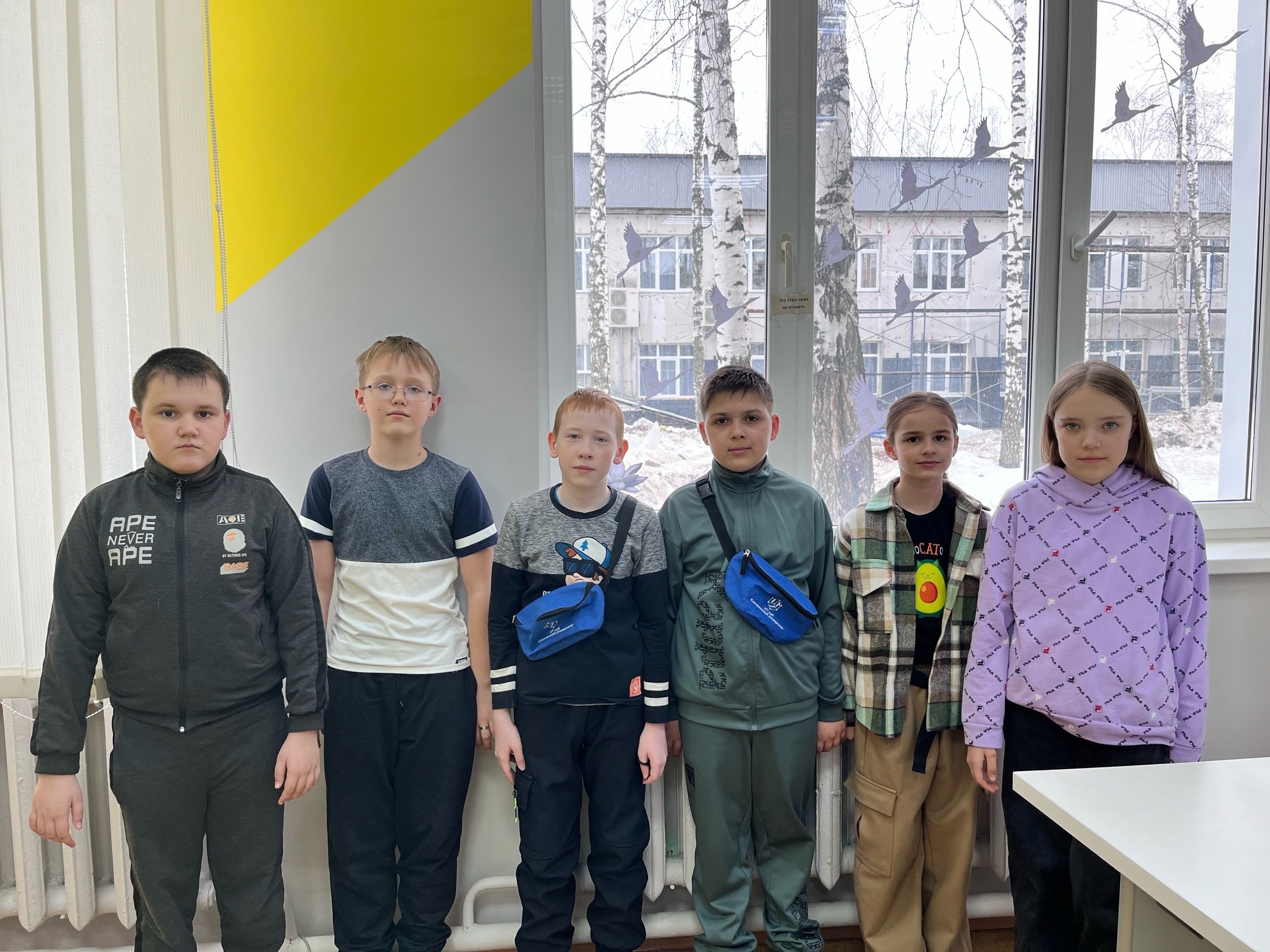 Подробнее о статье 🕯Сотрудники нашего ЦЦОД «IT-Куб» совместно с обучающимися присоединились к акции «Окна памяти» и оформили окна центра символическими белыми журавлями и цветами крокуса.