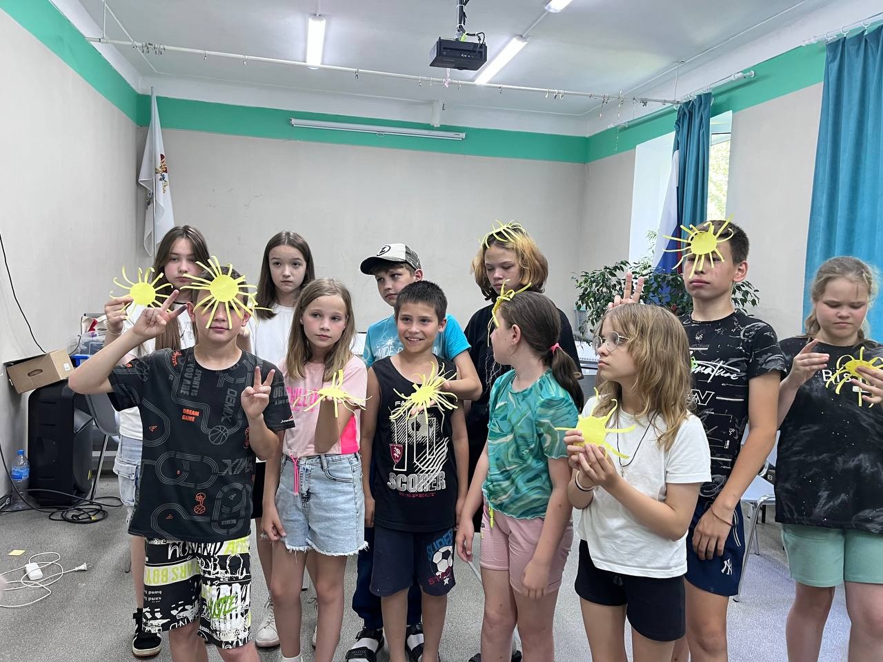 Подробнее о статье 🔥18 июня в МАОУ «Бутурлинской СОШ имени В.И. Казакова» и МБУД ДООЦ «Надежда» прошла серия мастер-классов «Войти в IT», организованная ЦЦОД IT-куб. Наши педагоги доп. образования поделились своим опытом и знаниями с учениками.🎓