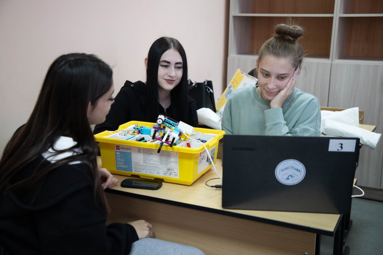 Подробнее о статье 🎉 Вчера, 30 октября, обучающиеся нашего «IT-Куба» сами организовали и провели мастер-класс для студентов. 👩‍🏫