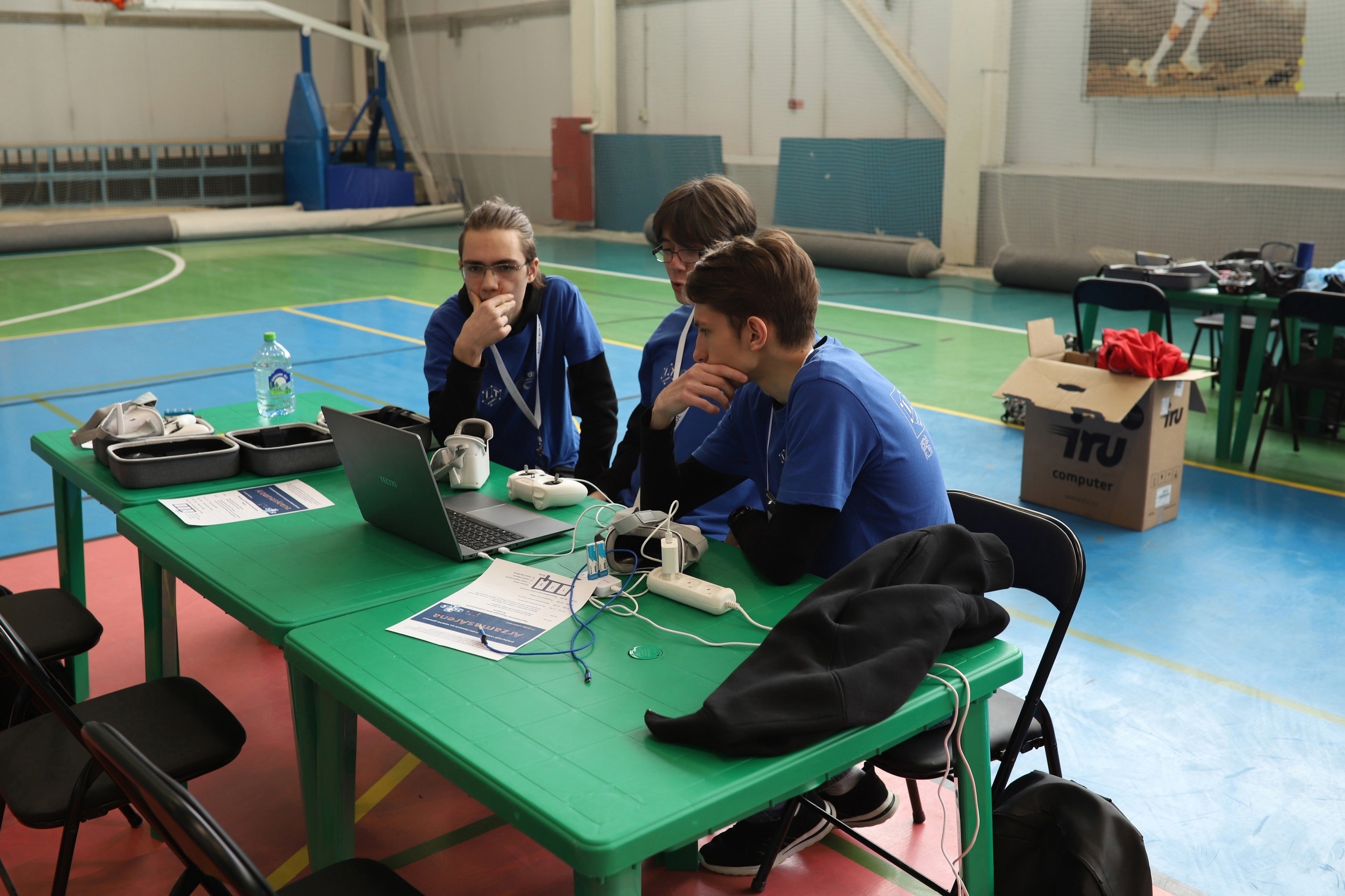 Подробнее о статье 🎉 Завершился Открытый турнир по FPV-гонкам на микро-дронах «ArzamasArena»!