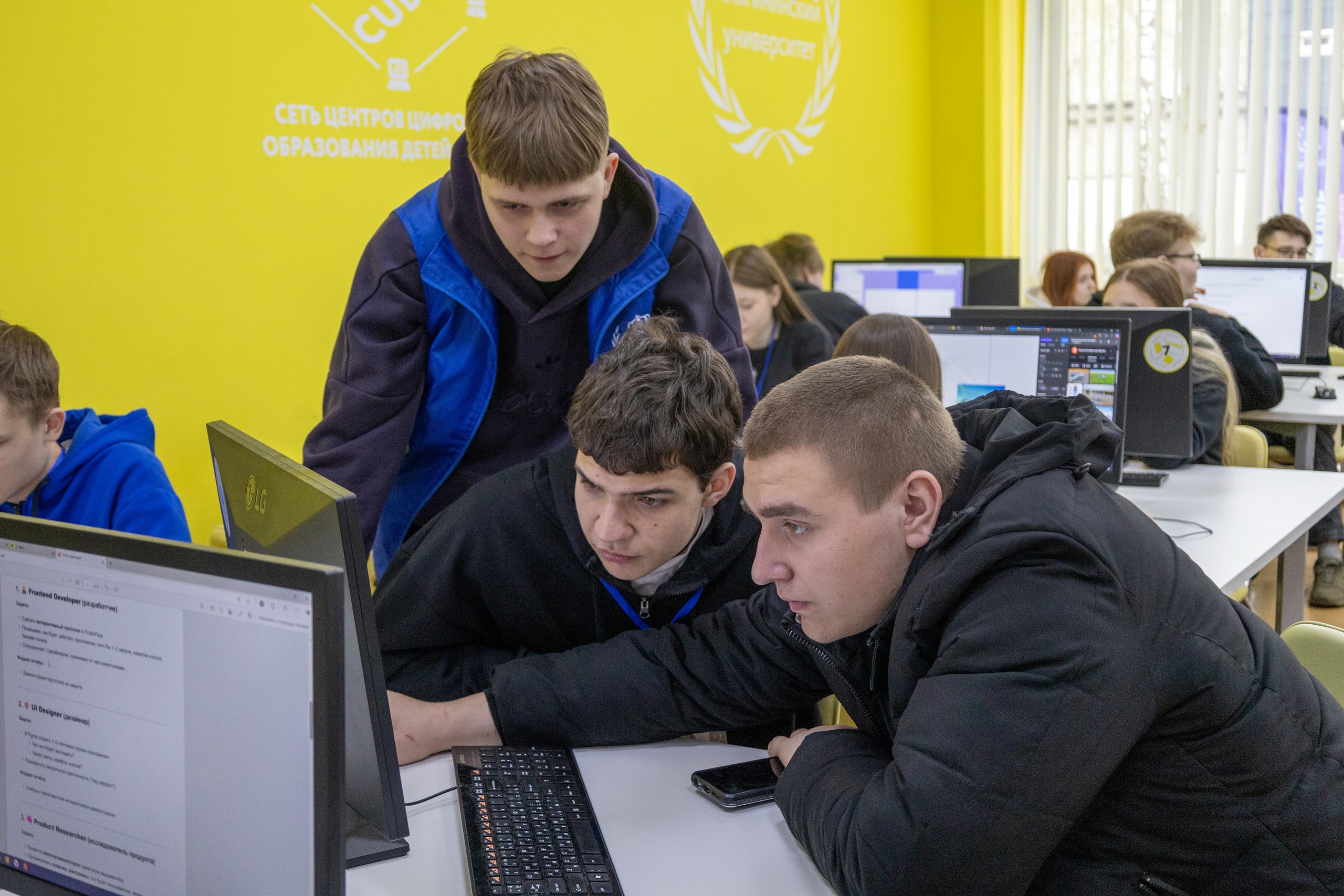 Подробнее о статье 🚀 Приглашаем будущих 10- и 11-классников на бесплатные программы по информатике!
