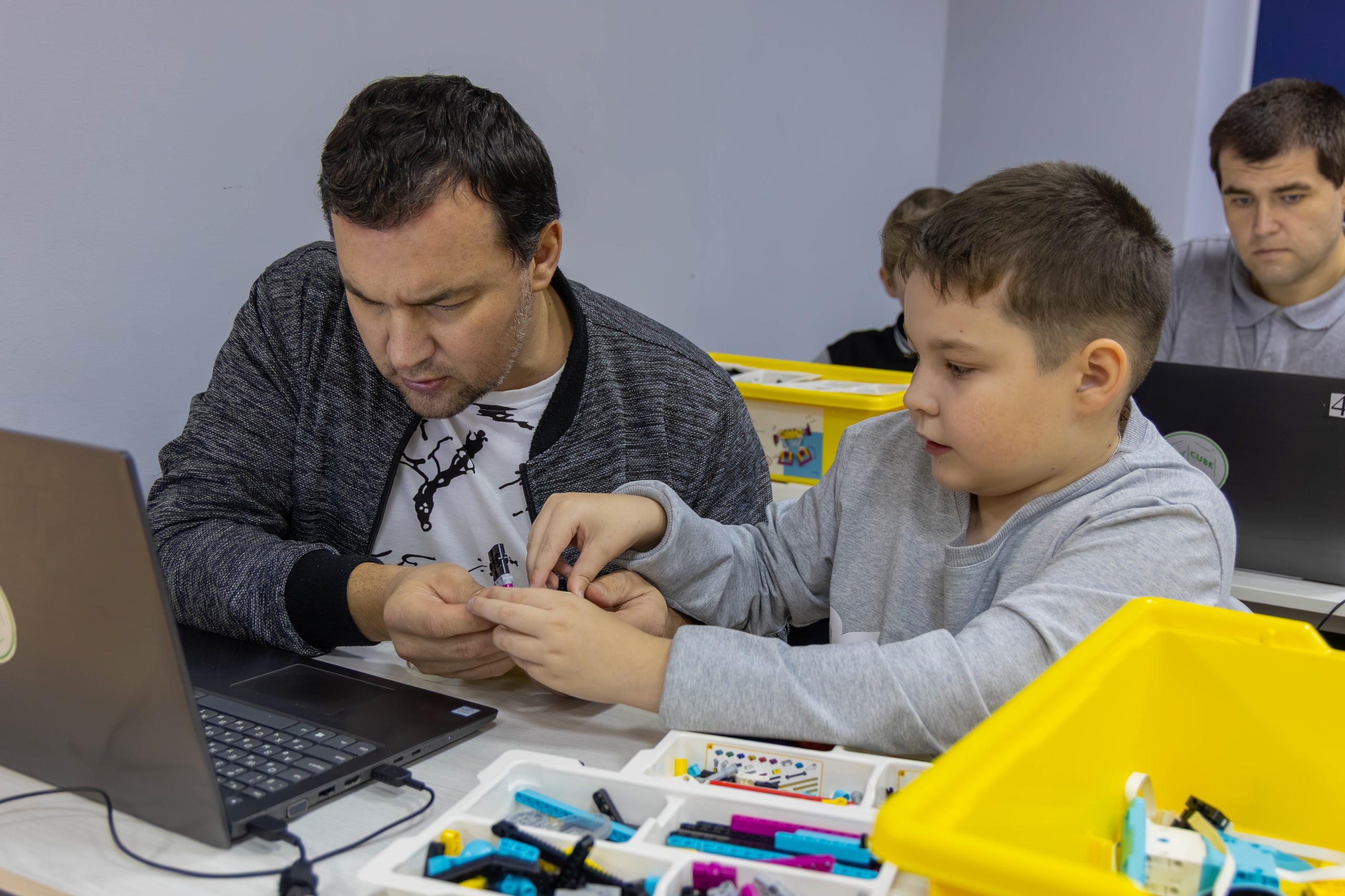Подробнее о статье 🚗IT-кубе г. Княгинино в честь праздника прошла квест-сессия, где отцы и дети объединили свои суперсилы и инженерную смекалку, чтобы создать собственные Бэтмобили из LEGO!